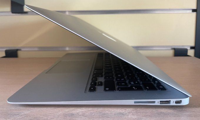 MacBook AIR 13" (2017) - Core i5 1,8 GHz 128 SSD - 8 Go AZERTY - Français - 