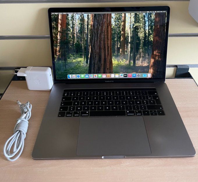 MacBook Pro 15" Retina (2018) - Core i7 2.2 GHz 256 SSD - 16 Go AZERTY - Français - TOUCHBAR