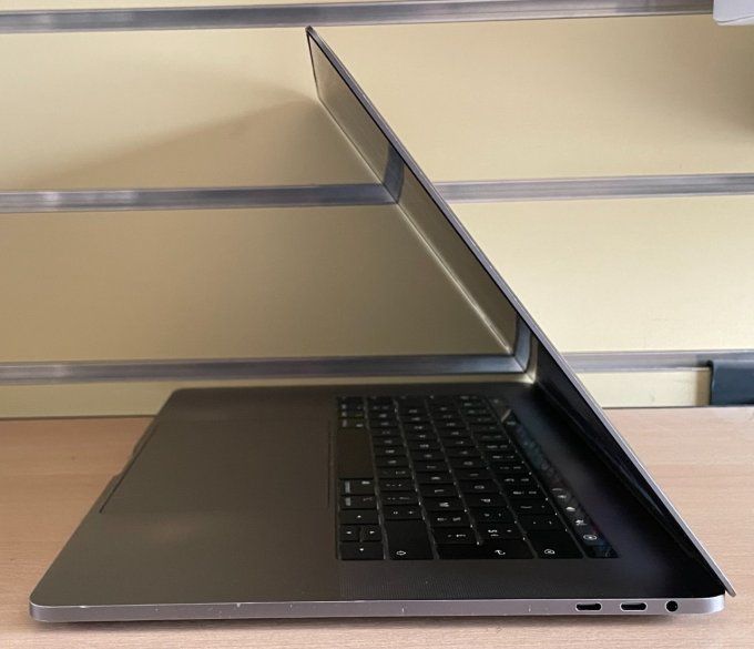 MacBook Pro 15" Retina (2018) - Core i7 2.2 GHz 256 SSD - 16 Go AZERTY - Français - TOUCHBAR