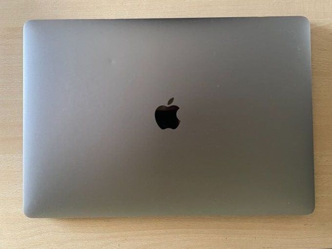 MacBook Pro 15" Retina (2018) - Core i7 2.2 GHz 256 SSD - 16 Go AZERTY - Français - TOUCHBAR